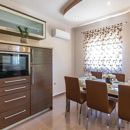 Amazing In Ricice With Wifi Holiday home *