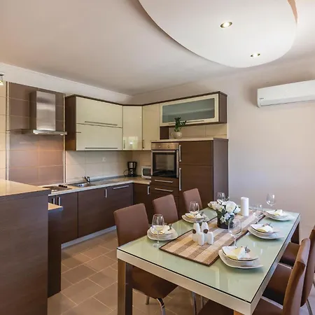 Amazing In Ricice With Wifi Holiday home Grubine