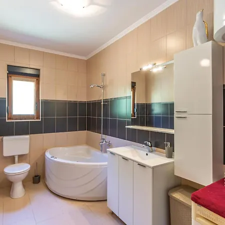 Amazing In Ricice With Wifi Holiday home *